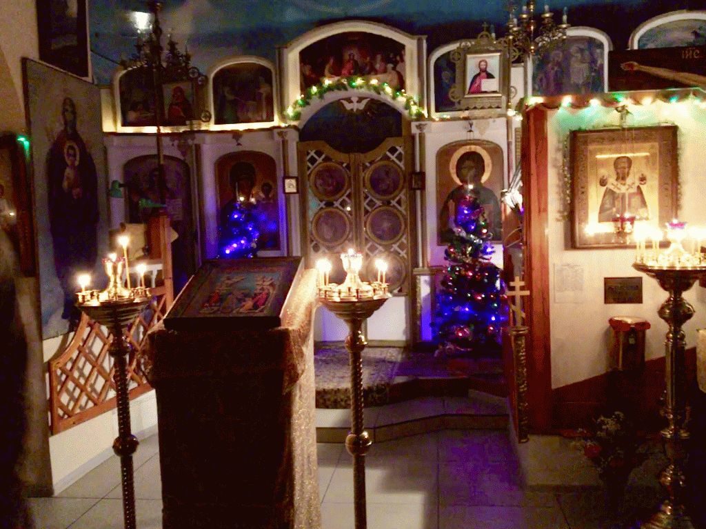 В преддверии Рождества Христова храм Николая Чудотворца в Тюльгане украсили наряженные ёлки
